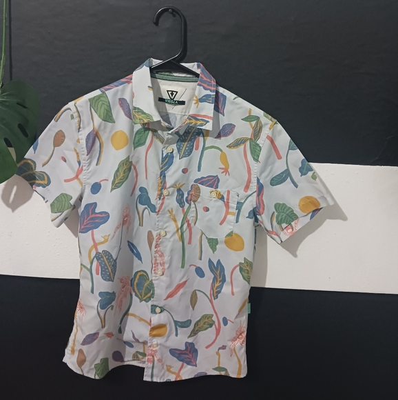 VISSLA Other - Boy leaves printed collared buttoned shirt